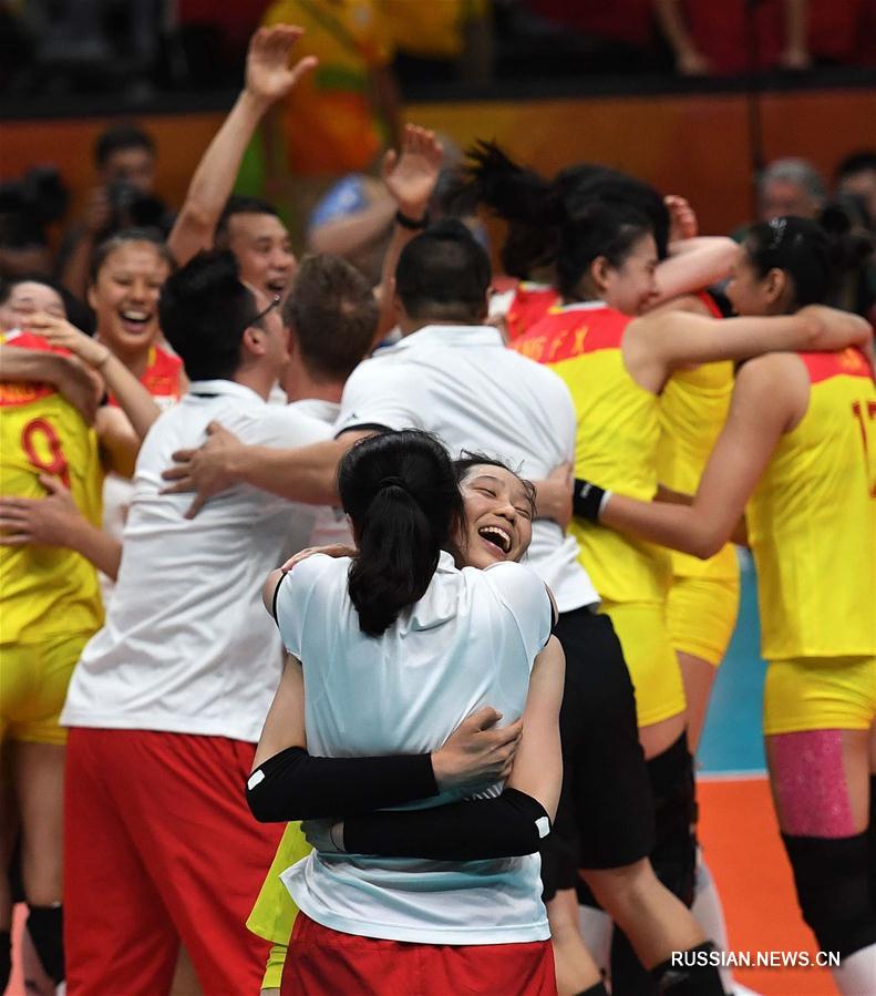 Женская сборная Китая по волейболу выиграла у команды Сербии в финале со счетом 3:1 и стала чемпионом Олимпиады. В общекомандном зачете китайские спортсмены уже завоевали 26 золотых медалей на Олимпийских играх-2016. 