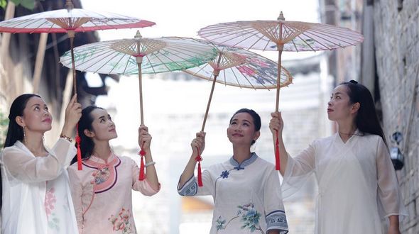 Шоу национальных китайских костюмов на древней улице уезда Липин