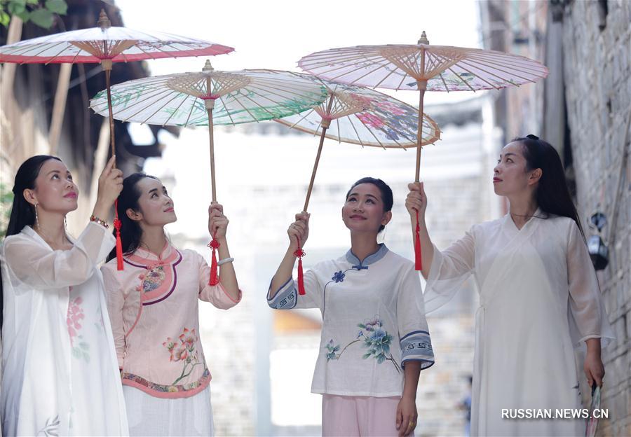 На 'знаменитой улице китайской истории и культуры' Цяоцзе в исторической части уезда Липин провинции Гуйчжоу /Юго-Западный Китай/ сегодня состоялось красочное шоу национальных китайских костюмов.