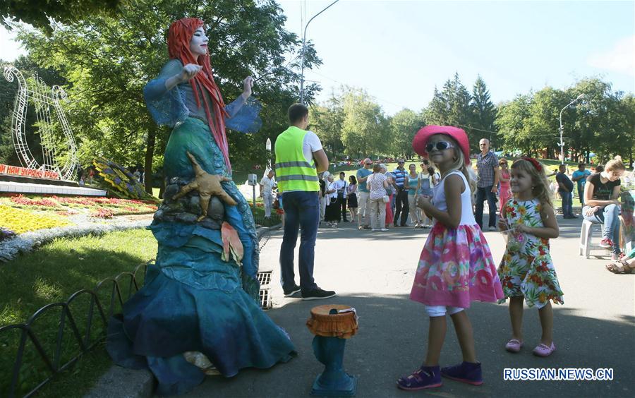 На Певческом поле Печерского ландшафтного парка в Киеве открылась ежегодная выставка цветов под названием 'Гордость твоя, Украина!' 