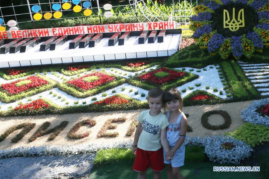 На Певческом поле Печерского ландшафтного парка в Киеве открылась ежегодная выставка цветов под названием 'Гордость твоя, Украина!' 