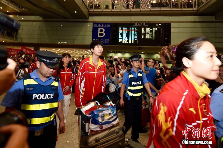 Женскую сборную Китая по волейболу встречали дома тысячи фанатов