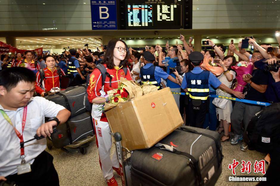 Женскую сборную Китая по волейболу встречали дома тысячи фанатов