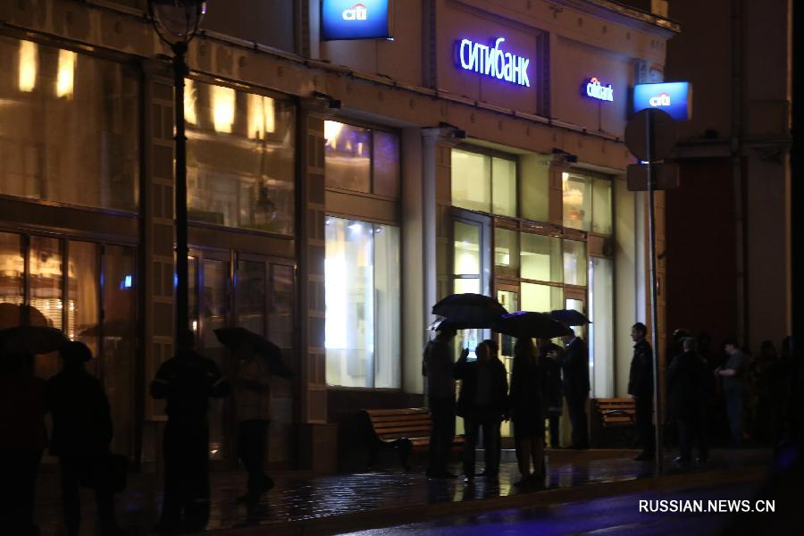 Захватчика заложников в отделении 'Ситибанка' в центре Москвы увезли на допрос сотрудники ФСБ. Об этом сообщили местные СМИ.