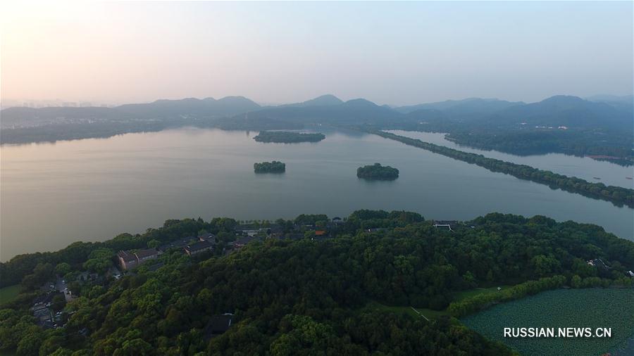  До начала саммита 'Группы 20' в Ханчжоу /провинция Чжэцзян, Восточный Китай/ осталось ровно десять дней. На фото -- виды города с высоты птичьего полета.