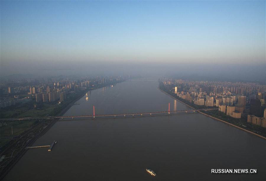  До начала саммита 'Группы 20' в Ханчжоу /провинция Чжэцзян, Восточный Китай/ осталось ровно десять дней. На фото -- виды города с высоты птичьего полета.