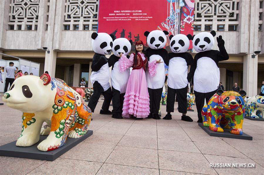 В программе мероприятия -- театрализованное шествие, фотовыставка, мастер-классы по традиционным китайским ремеслам и выступление музыкантов. Выставка нематериальных культурных ценностей Китая продлится до 29 августа. 