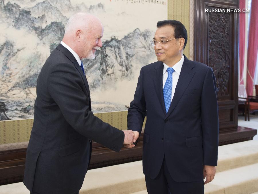 Премьер Госсовета КНР Ли Кэцян сегодня во второй половине дня встретился в государственной резиденции 'Чжуннаньхай' с председателем 71-й сессии ГА ООН Питером Томсоном.