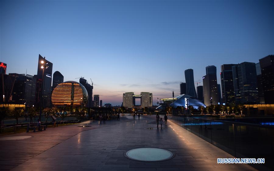  Городская смотровая площадка находится в новом районе Цяньцзян Ханчжоу /провинция Чжэцзян, Восточный Китай/. Открывающаяся отсюда яркая вечерняя панорама современного города притягивает массу посетителей, желающих отдохнуть и полюбоваться прекрасными видами.