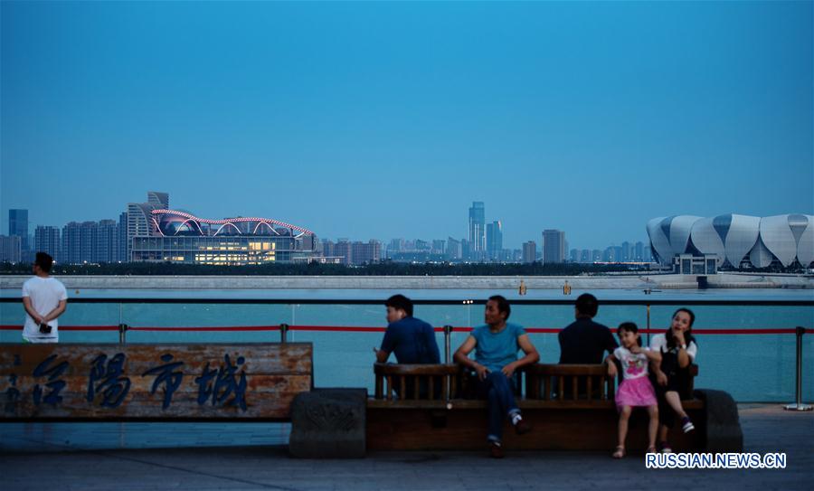  Городская смотровая площадка находится в новом районе Цяньцзян Ханчжоу /провинция Чжэцзян, Восточный Китай/. Открывающаяся отсюда яркая вечерняя панорама современного города притягивает массу посетителей, желающих отдохнуть и полюбоваться прекрасными видами.