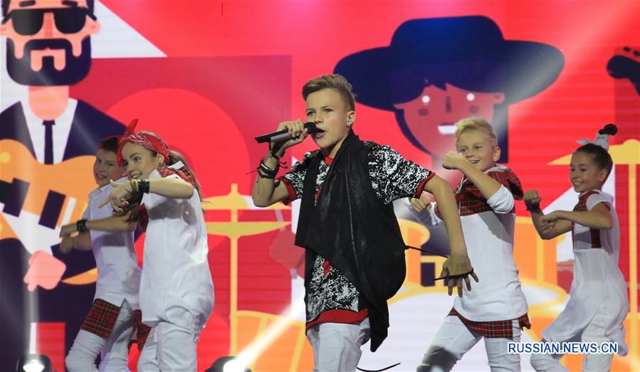 На детском 'Евровидении-2016', финал которого пройдет на Мальте 20 ноября этого года, Беларусь представит Саша Миненок. Юного певца накануне выбрали путем одновременного голосования зрителей и профессионального жюри из числа финалистов -- восьми сольных исполнителей и двух групп.