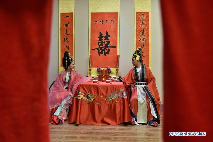  Выставка китайской традиционной свадебной церемонии проходит в эти дни в городе Фучжоу /провинция Фуцзянь, Восточный Китай/. Тема экспозиции -- эволюция свадебного обряда и свадебных нарядов со времени династий Цинь /221 -- 206 гг. до н. э./ и Хань /206 г. до н. э. -- 220 г. н. э./ до наших дней.