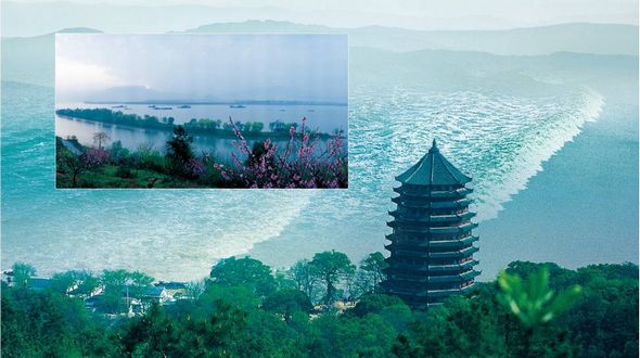 Ханчжоу граничит с морем, построен близко к реке, развивался вдоль ручьев, рос вместе, каналами, знаменит своим озером и известен как «город пяти водных источников».
