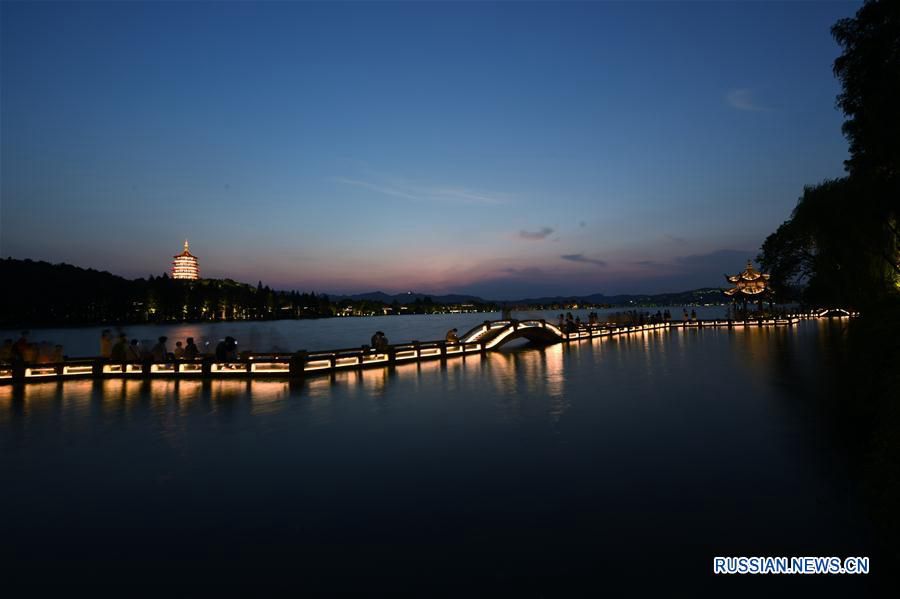 Поздний вечер на озере Сиху в Ханчжоу 