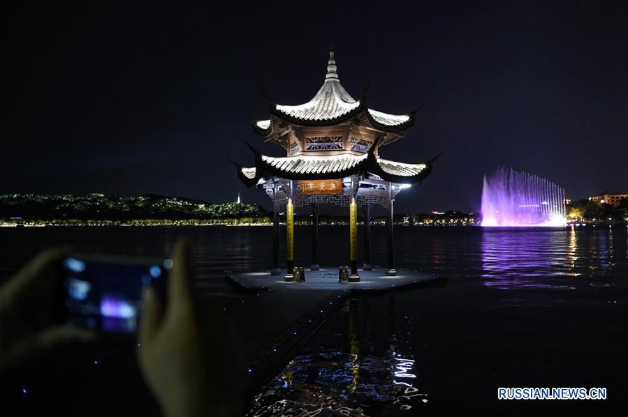Поздний вечер на озере Сиху в Ханчжоу 