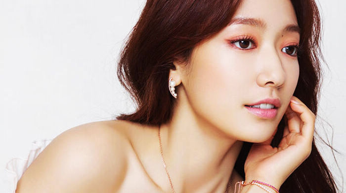 Южнокорейская актриса и певица Пак Синхе в фото для «ELLE»