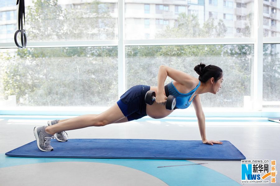 Беременная актриса Яо Чэнь продолжает тренироваться в спортзале