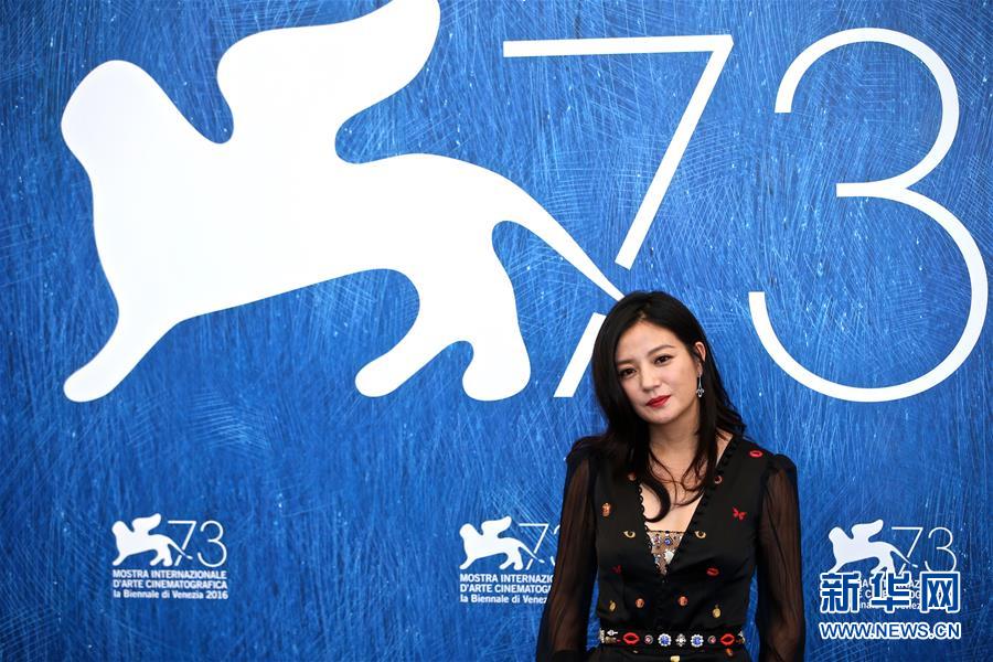 Чжао Вэй позирует на красной дорожке Венецианского кинофестиваля