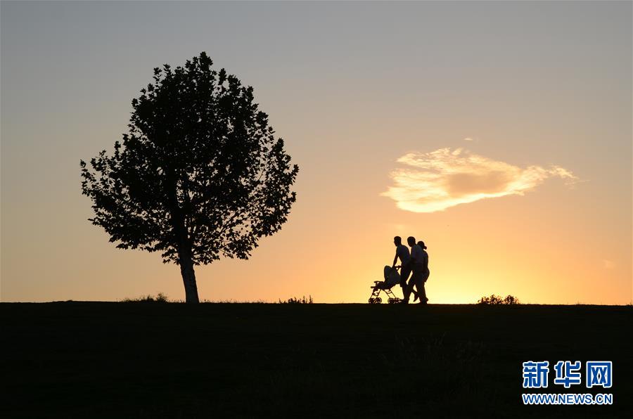 30 августа, жители Нанкина беззаботно прогуливаются в городском спортивном парке.