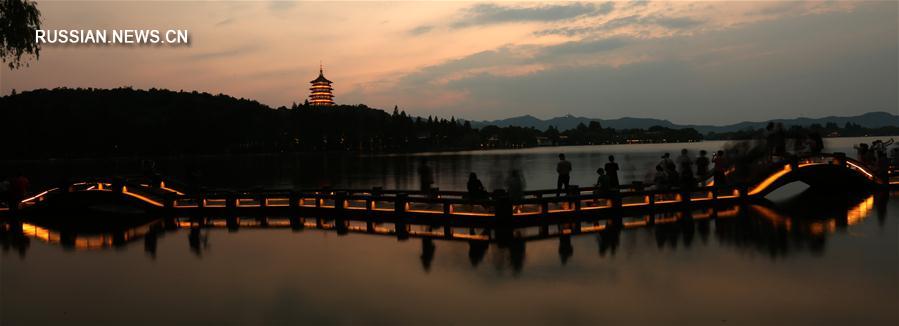 На фото -- ночная иллюминация в Ханчжоу /провинция Чжэцзян, Восточный Китай/, где 4 и 5 сентября состоится саммит 'Группы 20'.