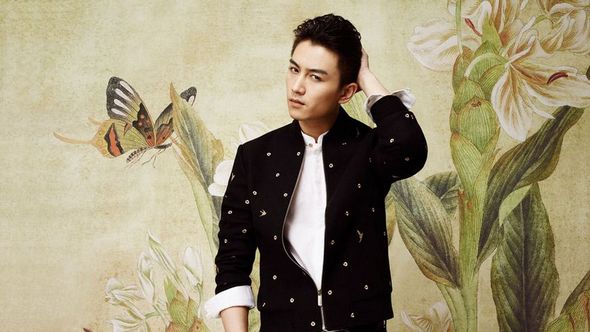 Популярный актер Чэнь Сяо снялся в новой фотосессии для рекламы мужской одежды
