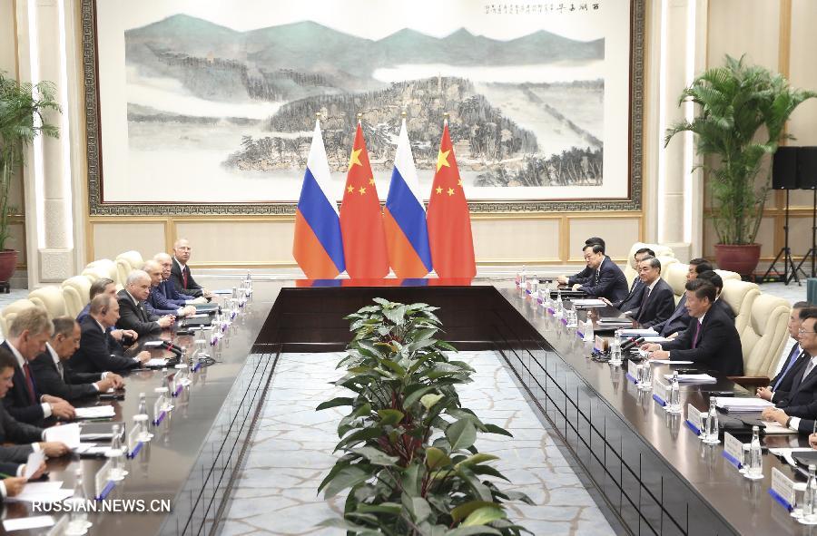 Председатель КНР Си Цзиньпин сегодня провел в Ханчжоу встречу с президентом РФ Владимиром Путиным, прибывшим на саммит 'Группы двадцати'.