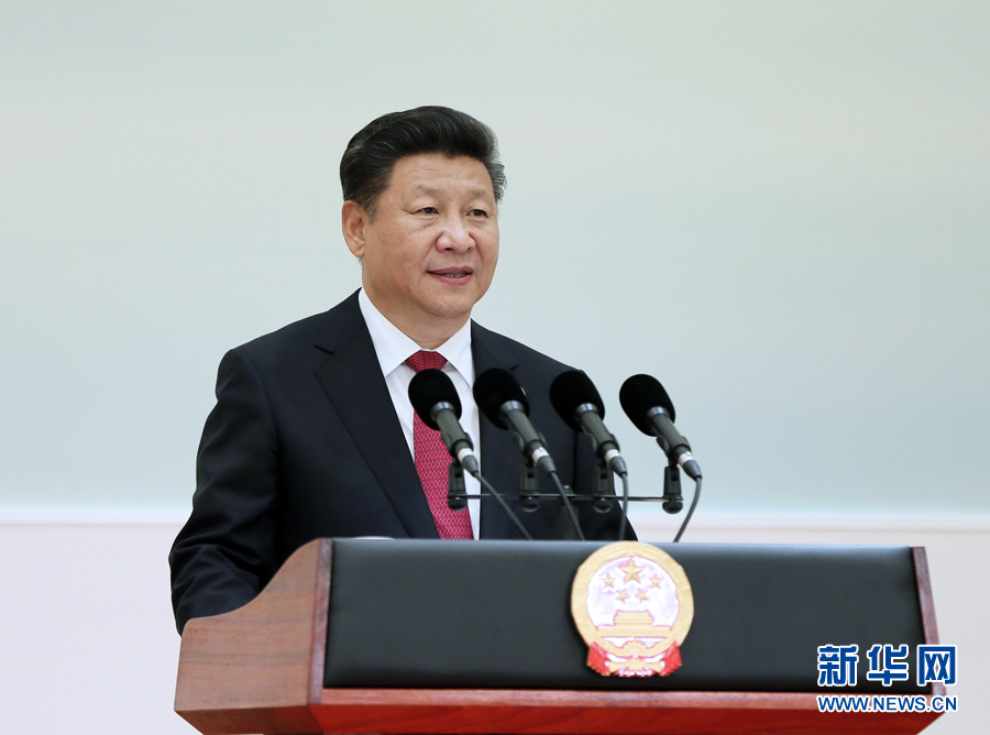Си Цзиньпин в выступлении от лица китайского правительства и китайского народа горячо поприветствовал прибытие всех дорогих гостей.