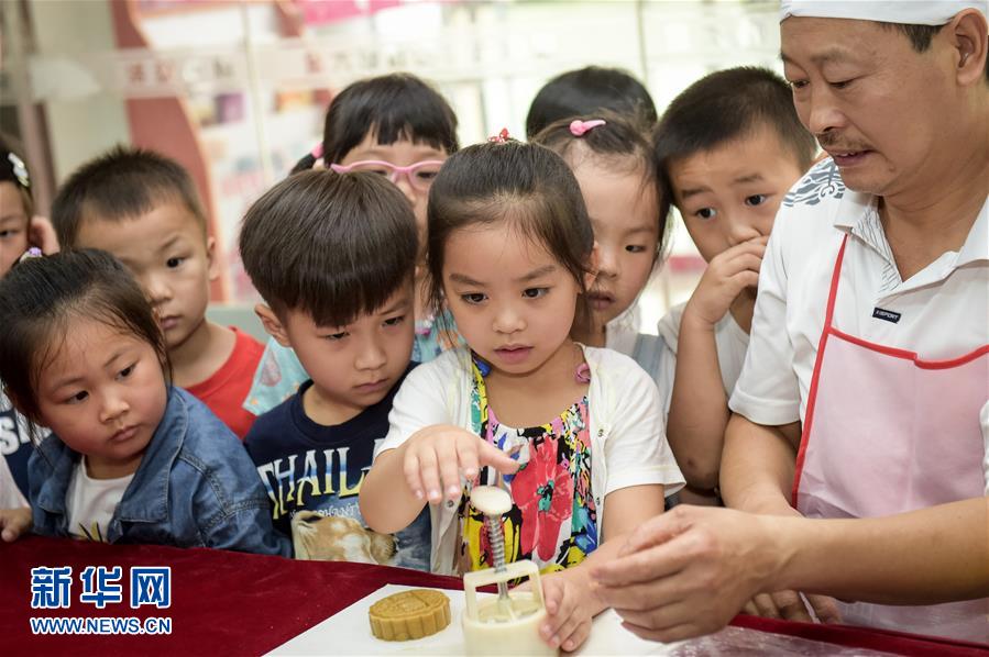 6 сентября, во многих общинах г. Хэфэй провинции Аньхой организовали мероприятие, во время которого дети под руководством кондитеров учились готовить лунные пряники (юебин). 