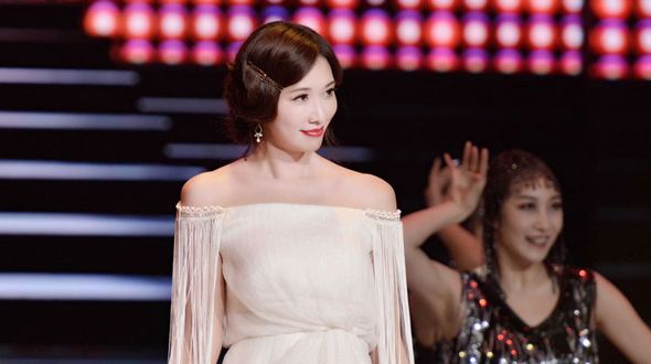 Звезда Линь Чжилин покорила своей красотой аудиторию телешоу