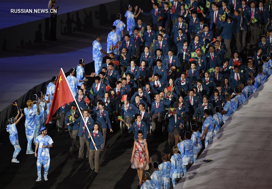 На фото: выход спортивной делегации Китая на церемонии открытия летних Паралимпийских игр-2016 в бразильском городе Рио-де-Жанейро.