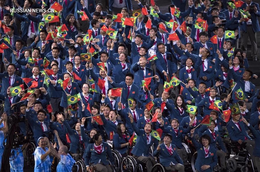 На фото: выход спортивной делегации Китая на церемонии открытия летних Паралимпийских игр-2016 в бразильском городе Рио-де-Жанейро.