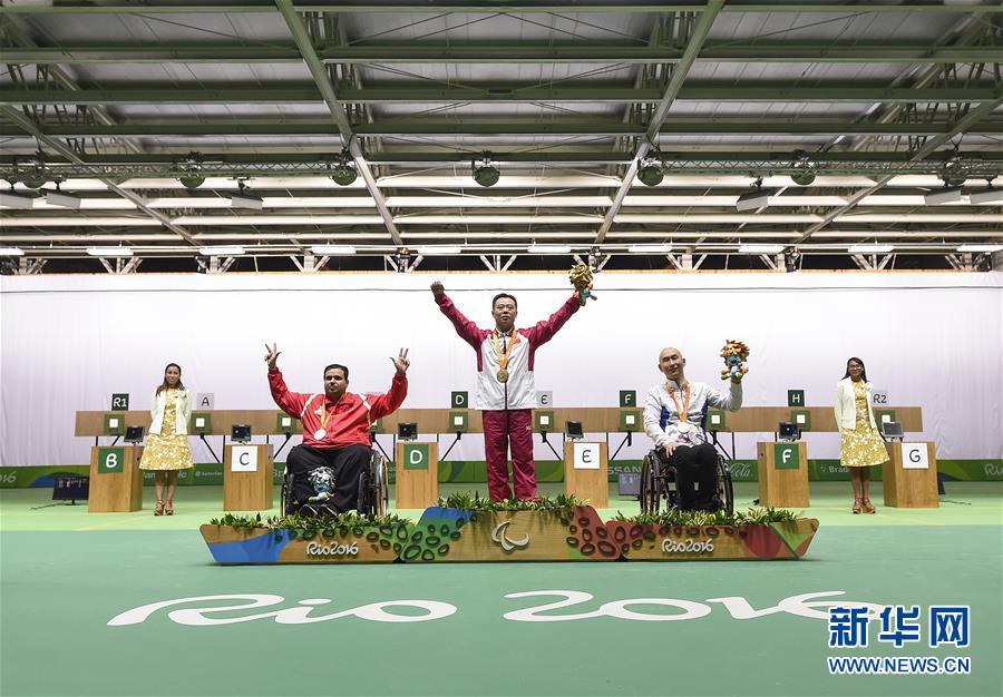 8 сентября, в финале соревнований по стрельбе из пневматической винтовки с 10 метров среди мужчин на Паралимпиаде 2016 года в Рио китайский спортсмен Дун Чао завоевал «золото» с результатом 205.8 очка.