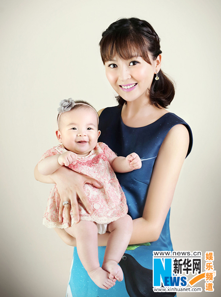 Новые фото Дай Цзяоцянь с дочкой