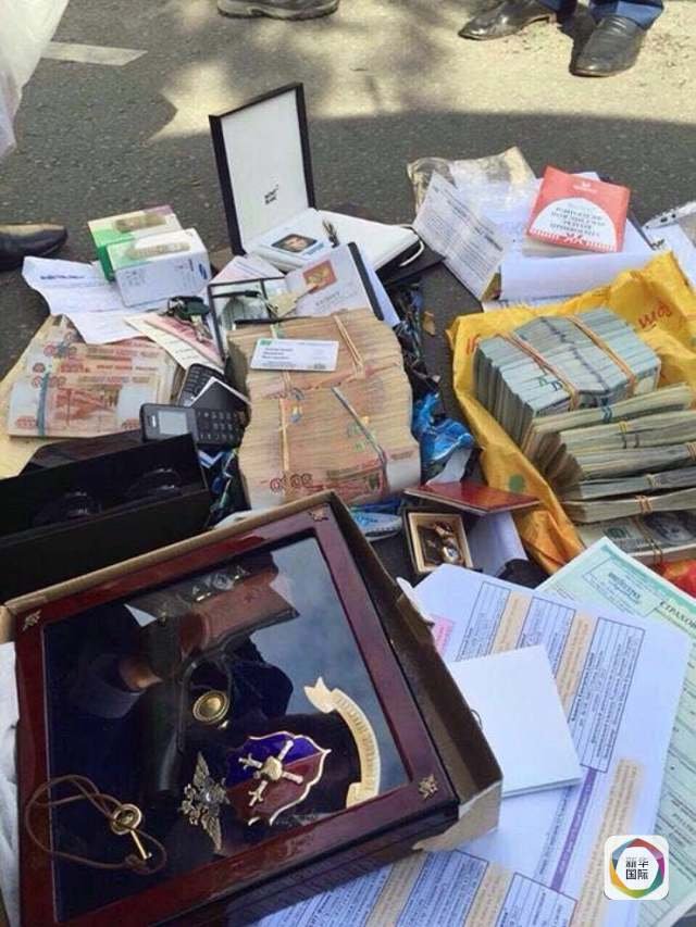  Стало известно, что эти деньги хранились у чиновника дома и в офисе, пока нет точной информации о его остальном имуществе.