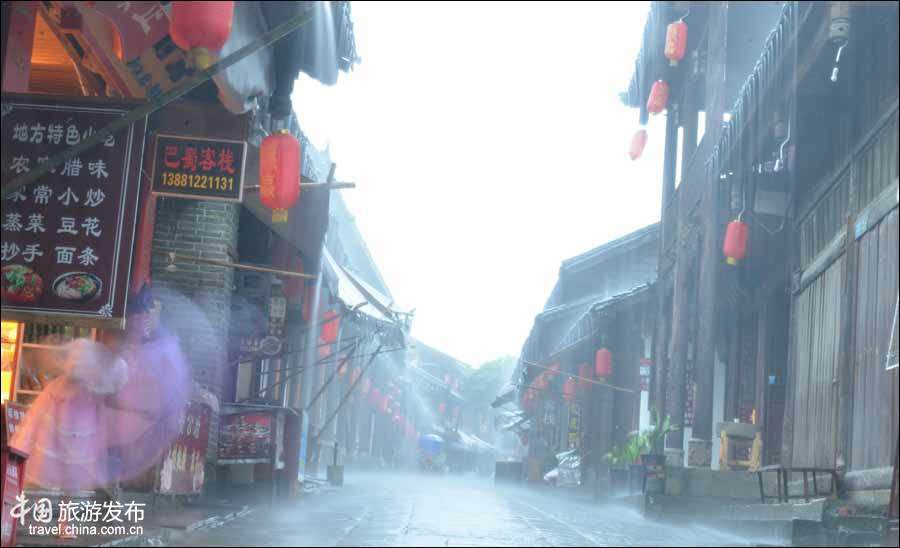Древний городок Чжаохуа во время дождя 