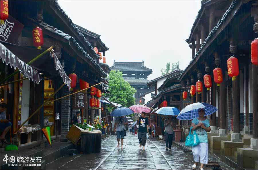 Древний городок Чжаохуа во время дождя 