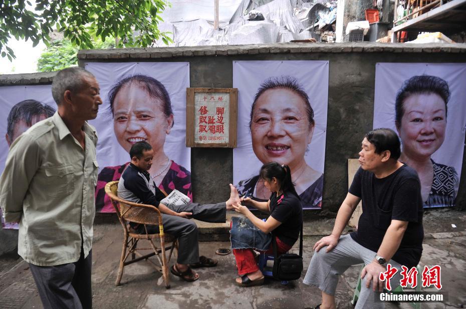 Фотопортреты переселенцев, развешенные на стенах «Восемнадцати лестниц» в Чунцине, привлекли внимание множества посетителей