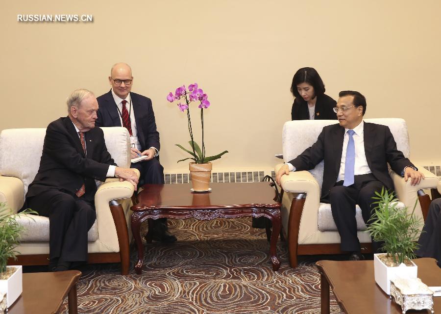 Ли Кэцян высоко оценил позитивную роль Ж. Кретьена в содействии развитию китайско-канадских отношений и сотрудничеству, продвижении дружбы между странами.