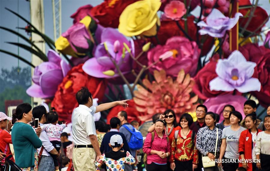 Главная улица Пекина украсилась цветами