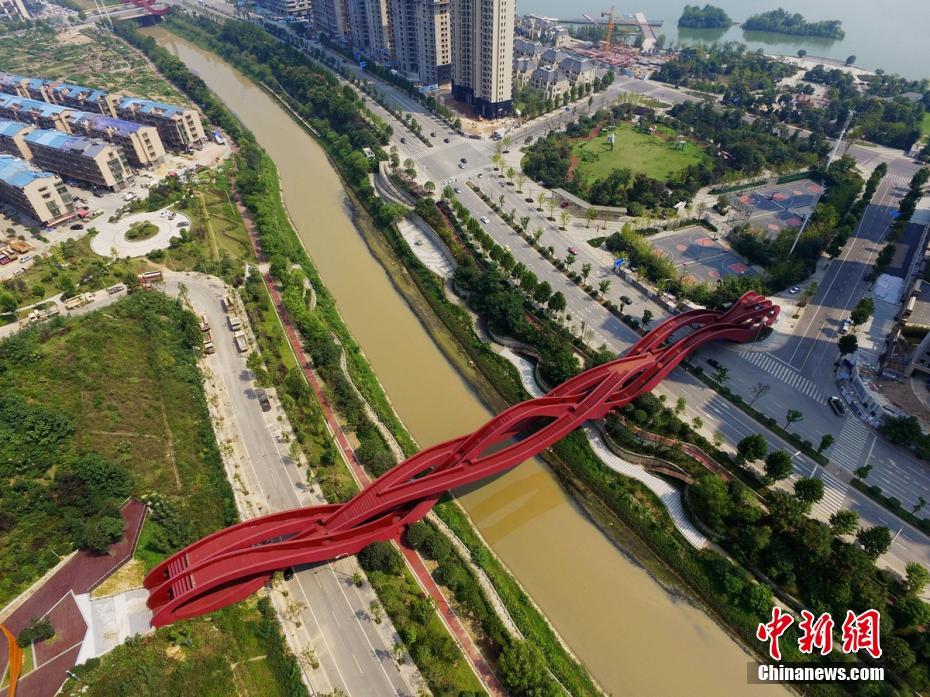 В Чанше завершено строительство пешеходного моста «китайский узел»