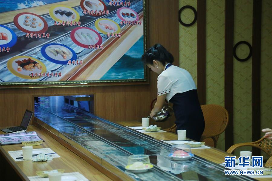 6 сентября в Пхеньяне официально открылся первый в КНДР ресторан суши, который работает с 12 дня до 10 вечера. 