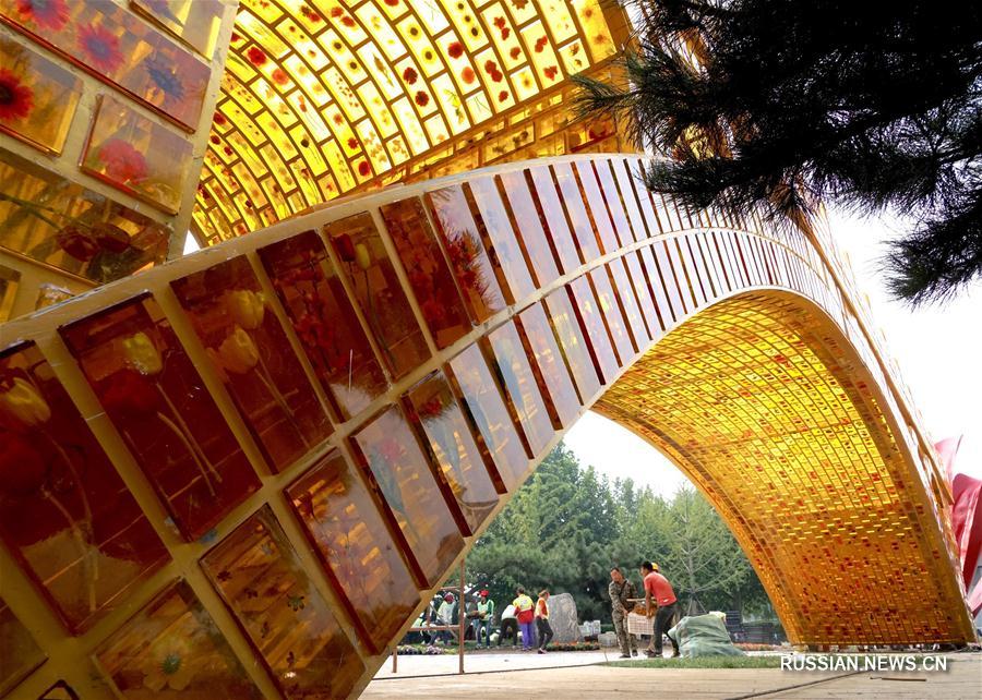 К Национальному празднику КНР центральную улицу китайской столицы -- проспект Чанъаньцзе -- украсила 28-метровая скульптура 'Золотой мост Шелкового пути', созданная художником Шу Юном.
