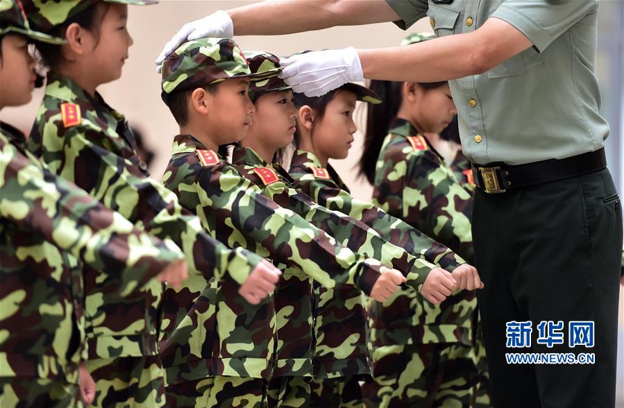 25 сентября, сообщество Синьхуа города Хэфэй, пров. Аньхой, организовало посещение детьми военной городской казармы. Ребята не только смогли осмотреть помещение, но также принять участие в строевой подготовке. 
