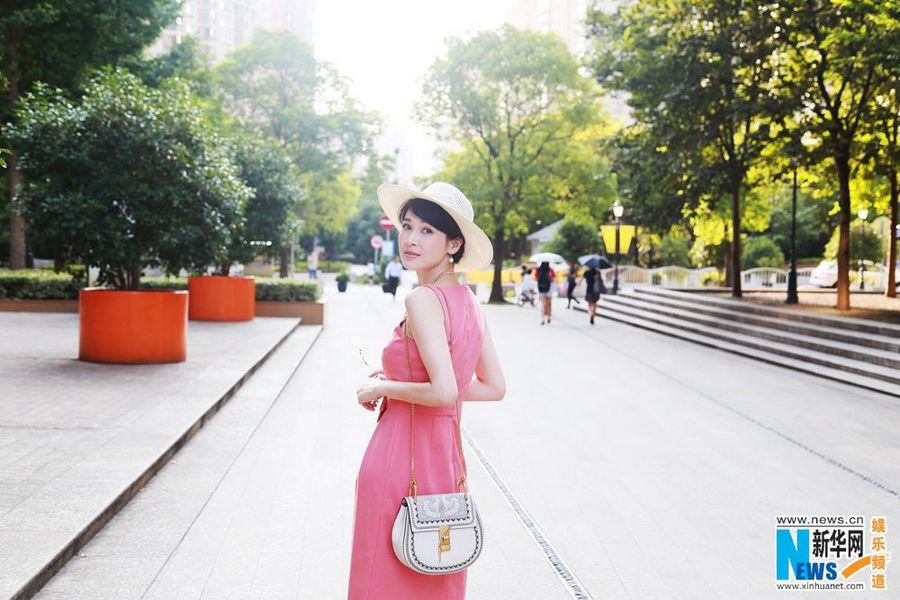 Изящная актриса Тун Лэй в классическом платье