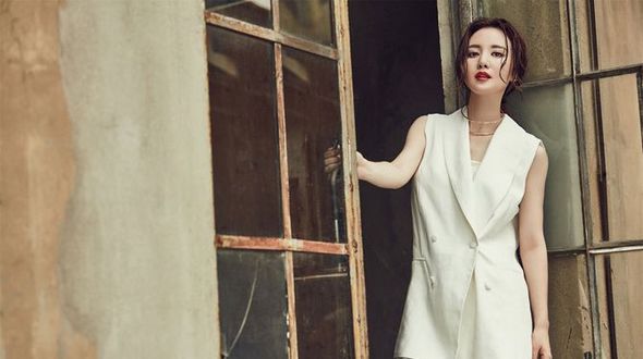 Сексуальная актриса Чжан Мэн превратилась в офис-леди