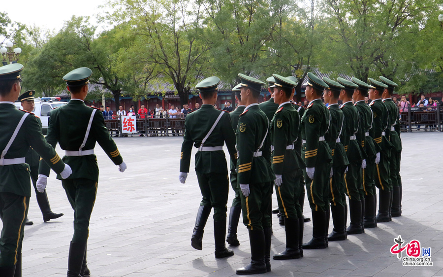 Говоря о почетном карауле государственного флага, многие думают, что все солдаты «стройные» и «красивые». Особенно глубокое впечатление производит момент, когда они раскрывают национальный флаг Китая. 