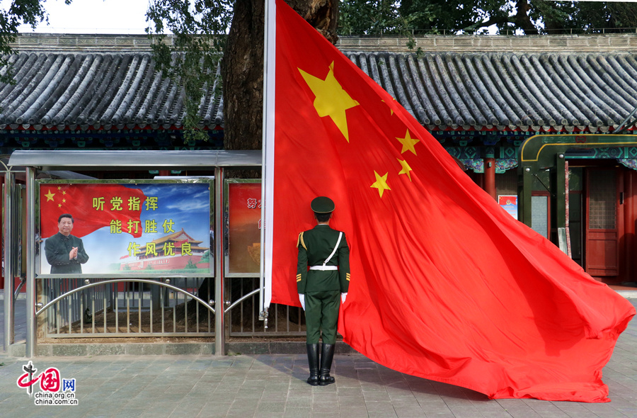 В преддверии Национального праздника – Дня основания КНР, корреспондент Китайского информационного Интернет-центра подошел к почетному караулу на площади Тяньаньмэнь, чтобы расспросить, как они закалялись, и чтобы эти ребята рассказали свои истории, связанные с флагом.