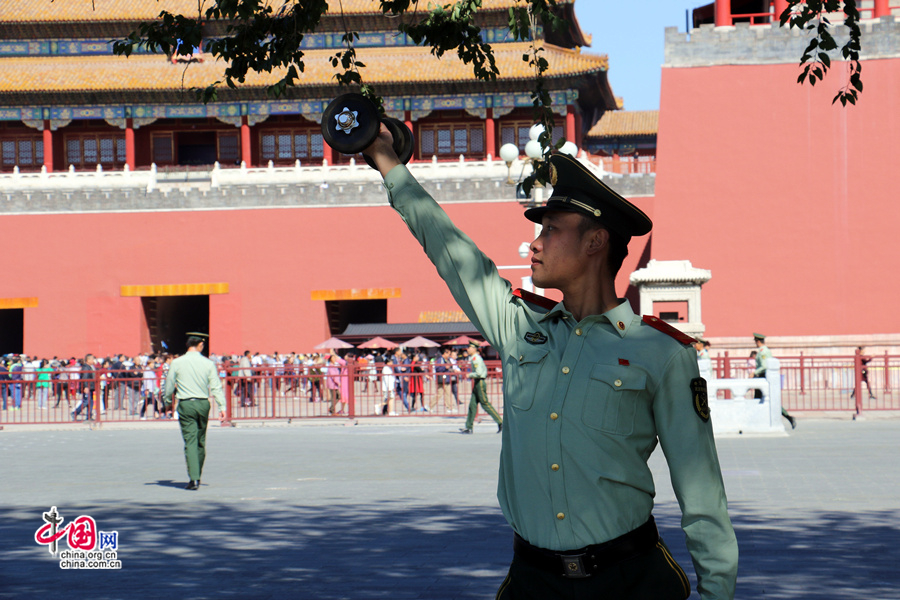 В преддверии Национального праздника – Дня основания КНР, корреспондент Китайского информационного Интернет-центра подошел к почетному караулу на площади Тяньаньмэнь, чтобы расспросить, как они закалялись, и чтобы эти ребята рассказали свои истории, связанные с флагом.