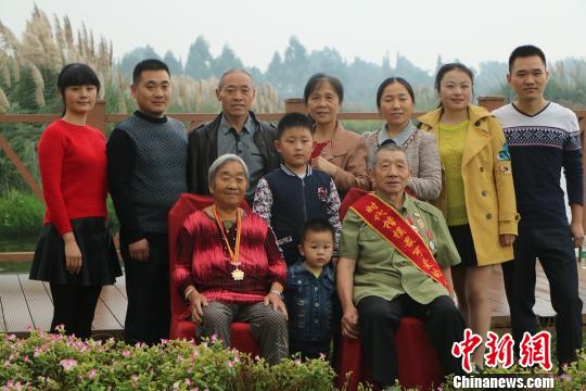 В районе Пэншан провинции Сычуань 99 семей, в которых четыре поколения живут под одной крышей, фотографируются всей семьей в преддверии Праздника Чунъян