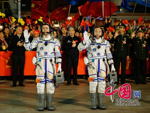 Состоялась церемония проводов в космос экипажа пилотируемого космического корабля 'Шэньчжоу-11'